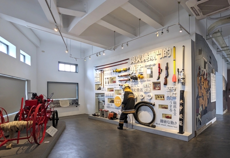 消防装備品の展示 消防で使用される装備品に関する展示を撮影した写真。