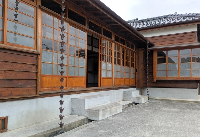 外側から見た格子窓の様子。