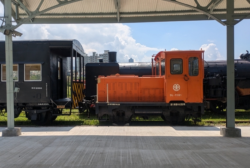 駅舎のプラットホーム上にも展示が行われている様子