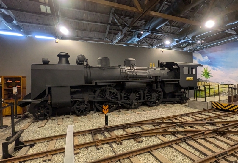 哈瑪星号機関車展示 台湾鉄道館に展示されている哈瑪星号機関車。手前ではポイント切り替え体験ができる。