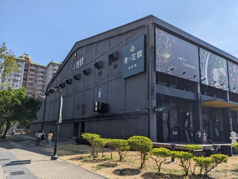 建物の巨大さが分かる立面。