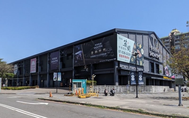 広場側からの外観。奥に3倍ほど建物が続いている。