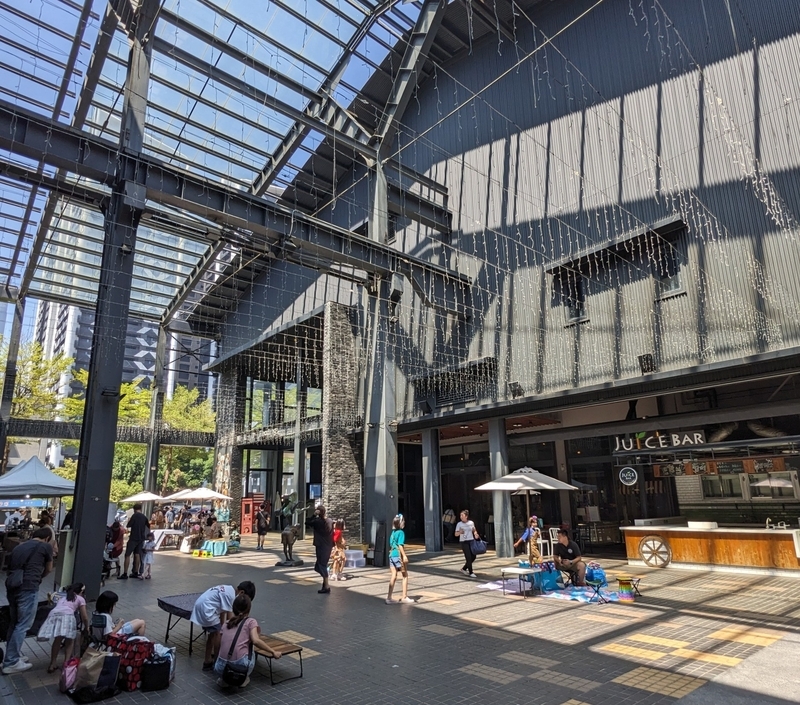書店やカフェの入口部分。