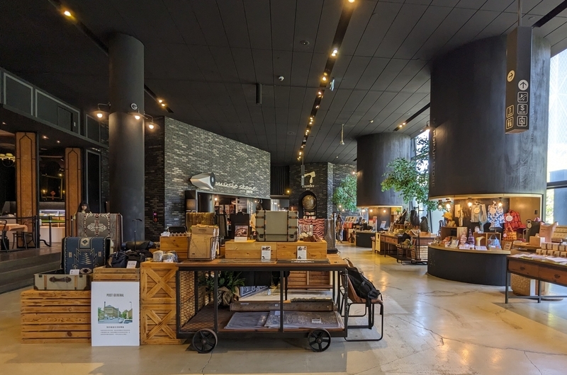ショップと書店がミックスされた空間。