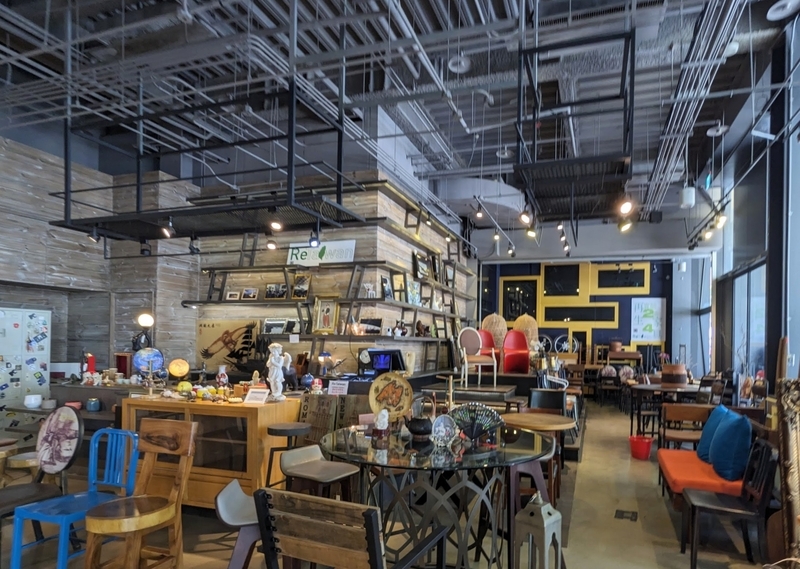 1階にある家具・雑貨店。