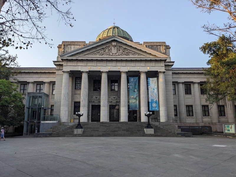 園内に入ってから見た建物の外観。