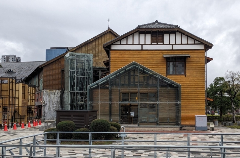 本館の木造部分はエレベータ増設などが行われ、リノベーションされている。
