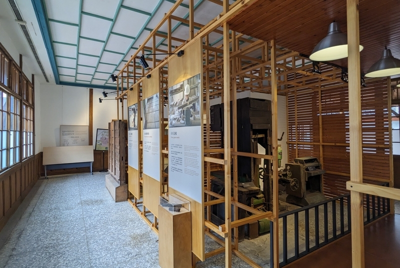 展示工房内に設けられた歴史展示エリア。