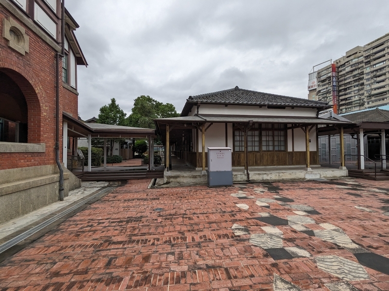 別の角度から見た展示工房棟の外観。