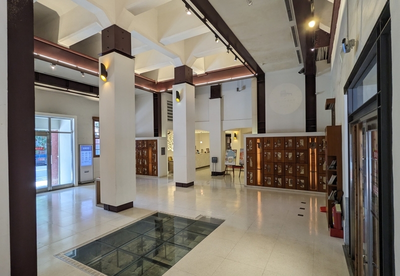 赤楼展示館のエントランスホール内部。