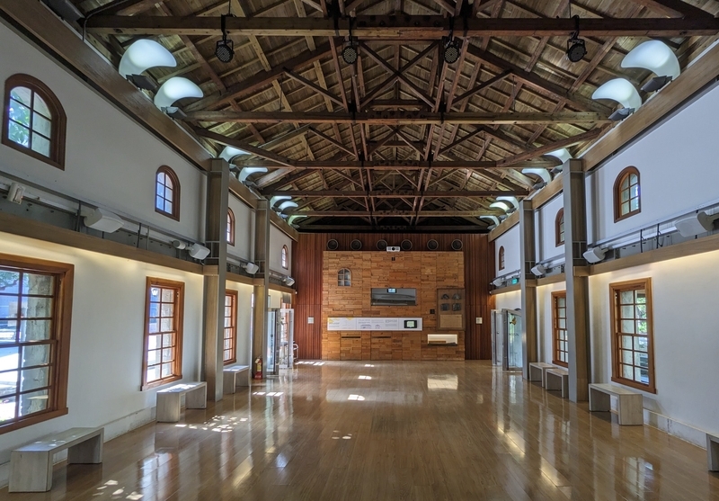 小白宮展演館の内部。白壁、窓枠、小屋組みが特徴的な空間。