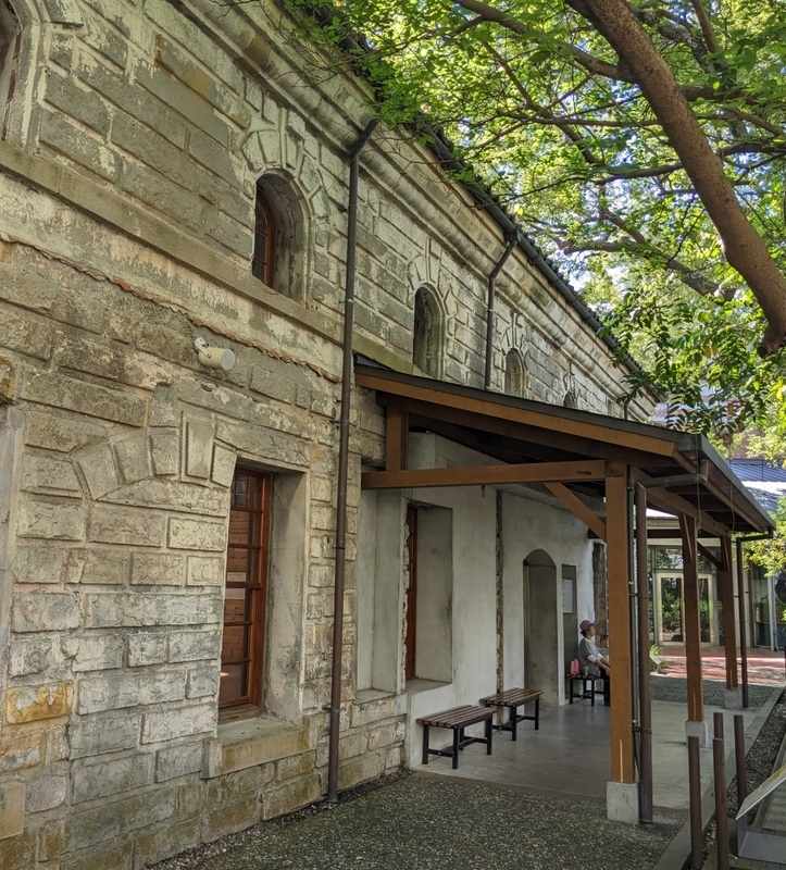 小白宮展演館の裏側にある入口。