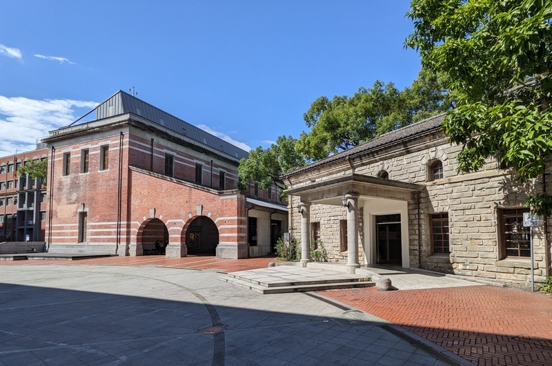 倉庫として使われていた赤レンガ造の赤楼展示館と石造の小白宮展演館が並んでいる様子。