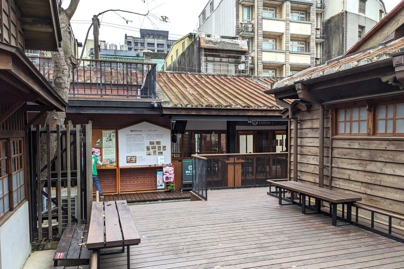 「森之學」と「森之閱」をつなぐウッドデッキから「森之食」を望む。展望デッキがあるのが分かる。