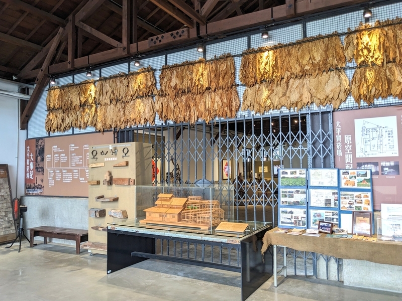 たばこ産業歴史展示 たばこ産業の歴史や建物模型、関連する道具などの展示。