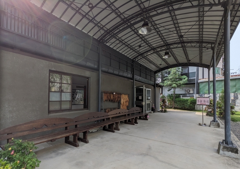 地元展示エリア入口 地元展示エリアの入口と日よけスペース。