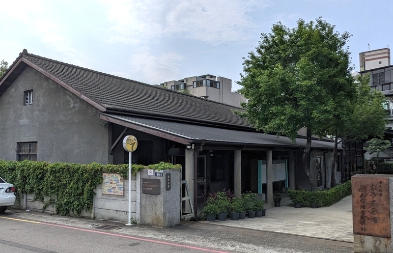 建物外観と入口 建物の外観と入口部分の様子。