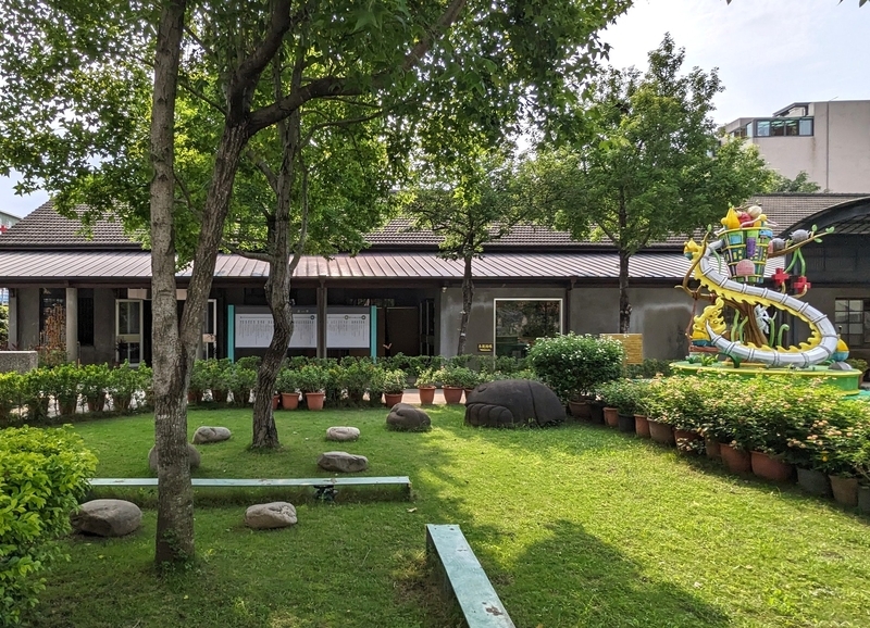 庭園のアート作品 庭園に置かれたアート作品の展示。