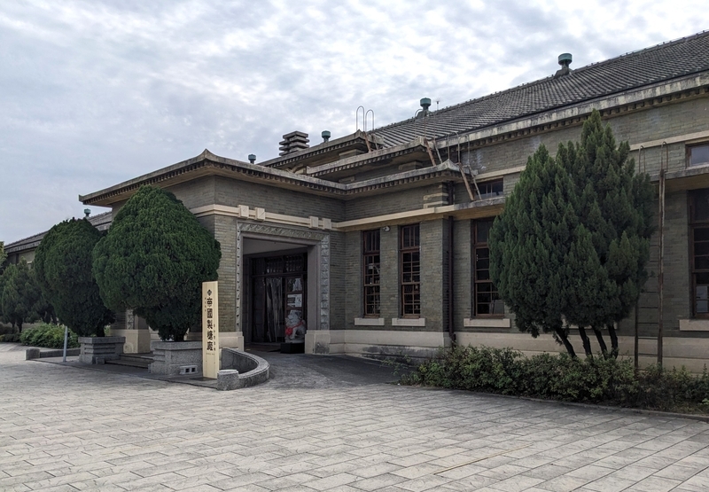 外観の様子 建物外観の様子。要所にアール・デコ様式の装飾がみられる。