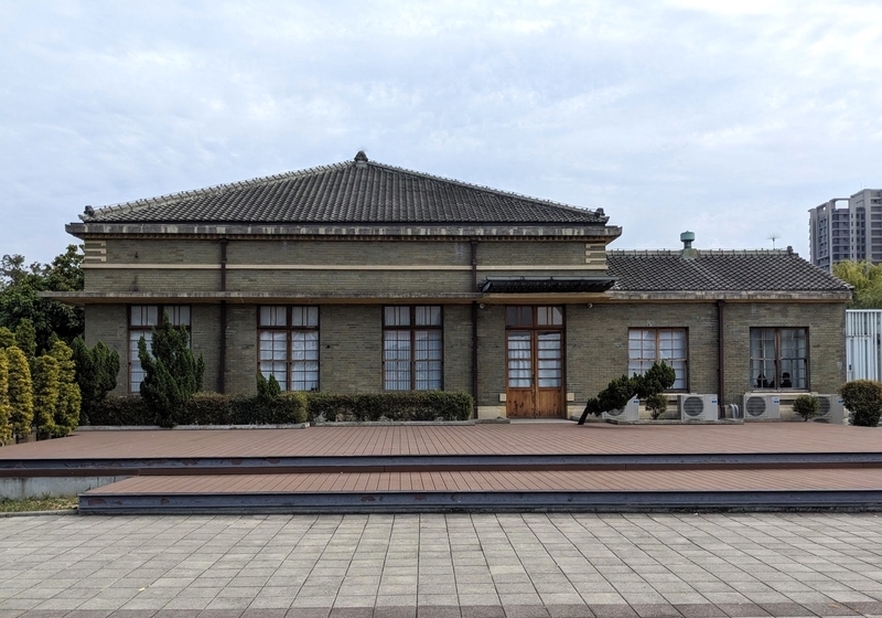 奥からの外観 奥の方から見た建物外観。