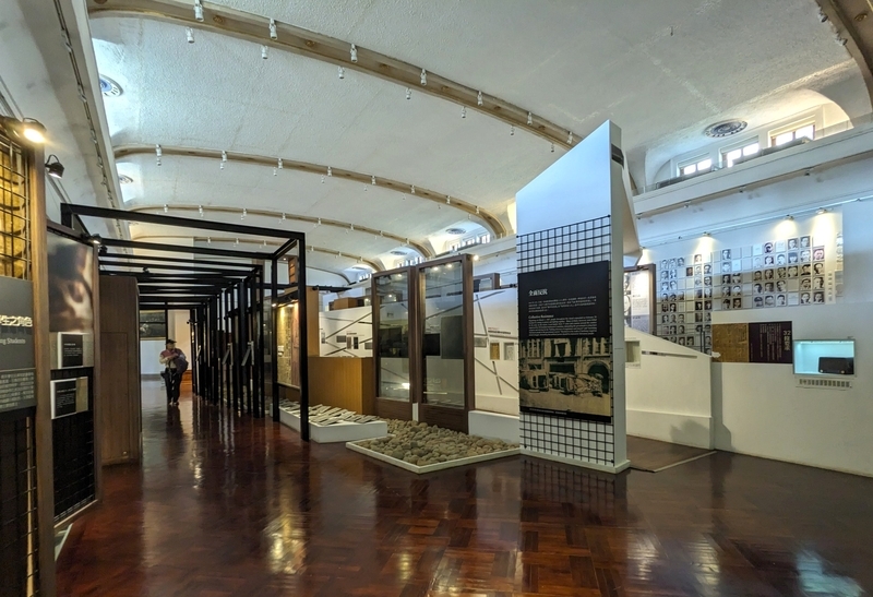 展示空間全体の様子。建物の傷跡や当時の情景を含めて展示されている。