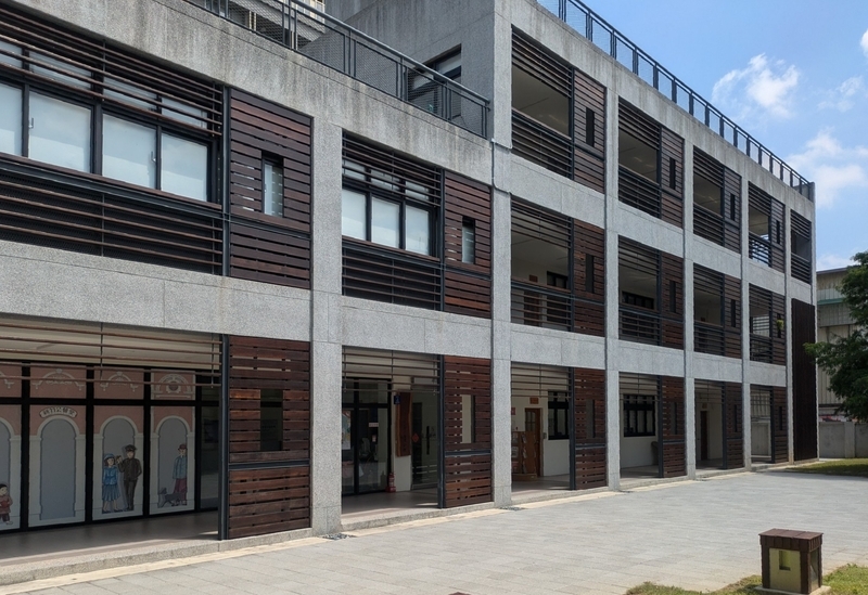 オフィス棟 歴史展示も行われているオフィス棟の外観。