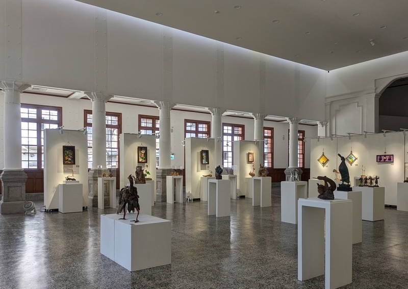 作品展示 元新竹公会堂が作品展示の場として使われている様子。