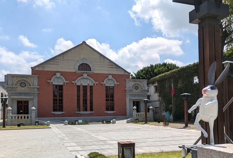 ゲートからの眺め ゲート越しに見る元新竹公会堂の外観。建築様式がよく分かる。
