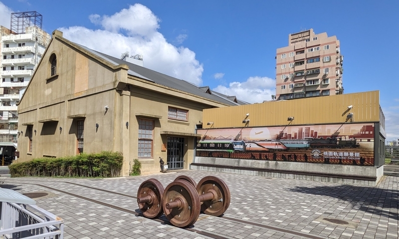 屋外広場からの外観 屋外広場からの外観。