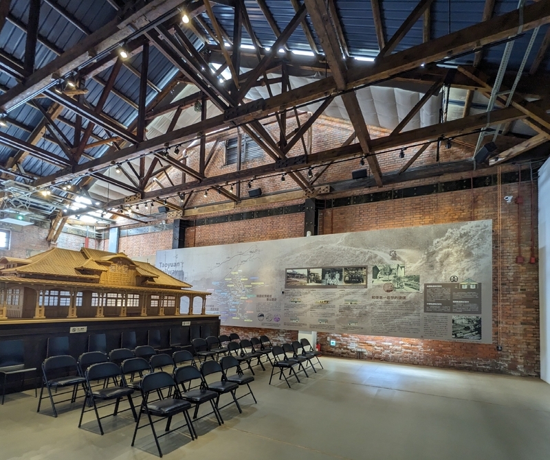 展示ホール内部 講演もできる展示ホール。レンガ壁やトラス小屋組がよく分かる。