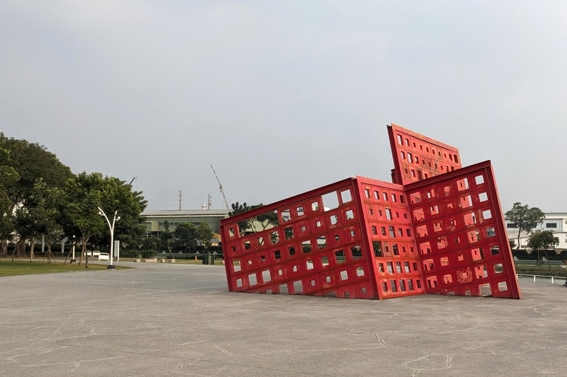 公園内の現代アートのフォーリー 現代アートとして設置されたフォーリーのひとつ。