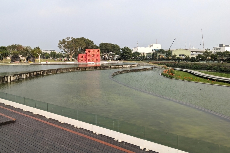公園全体は水辺空間もあって憩える 水辺空間を含む公園全体の風景。