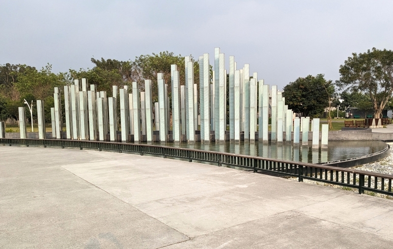 公園の池の中のアート作品 池の中に展示されたアート作品。