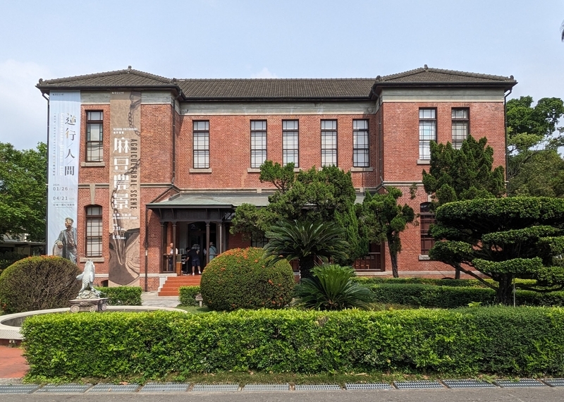 紅楼 園入口の赤レンガ建築 「紅楼」と呼ばれる園入口の赤レンガ建物。かつては事務所として使われていた。