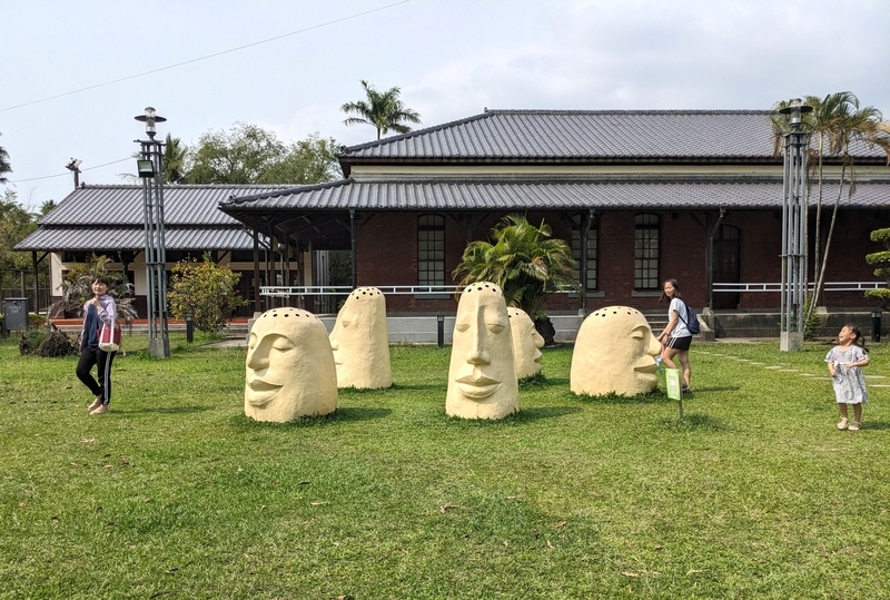 現在の工芸館 現在の工芸館の外観。前にはアート作品が展示されている。