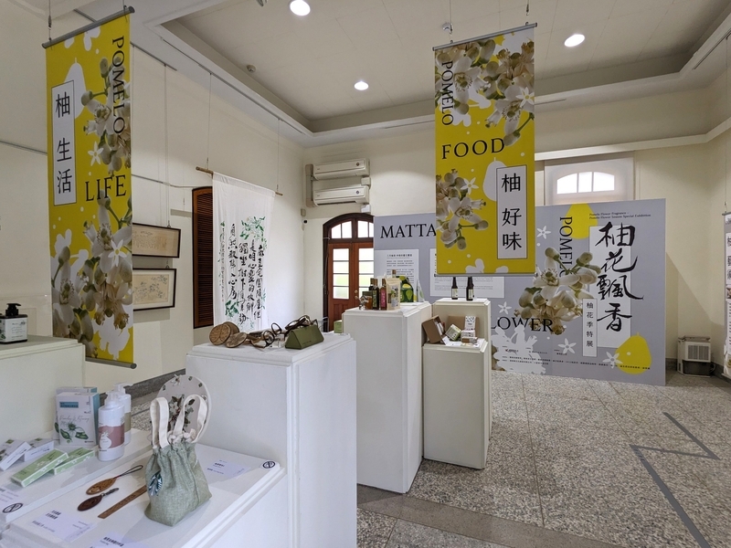 特産品展示販売コーナー 地元特産品の展示販売コーナーの様子。