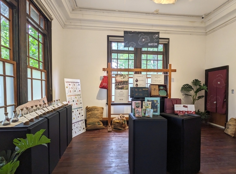 洋風室内と展示スペース 洋風の室内。特産品の展示スペースとして活用されている。