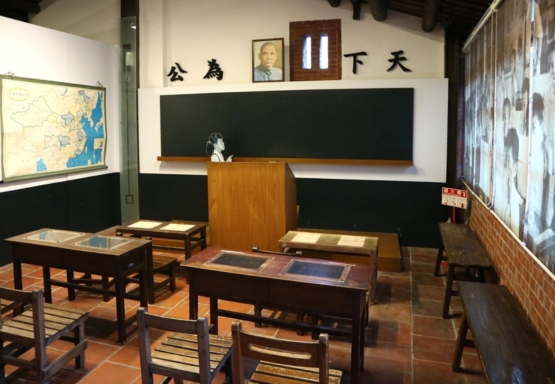教室再現展示 当時の学校教室を再現した展示。日本語教科書も並べられている。