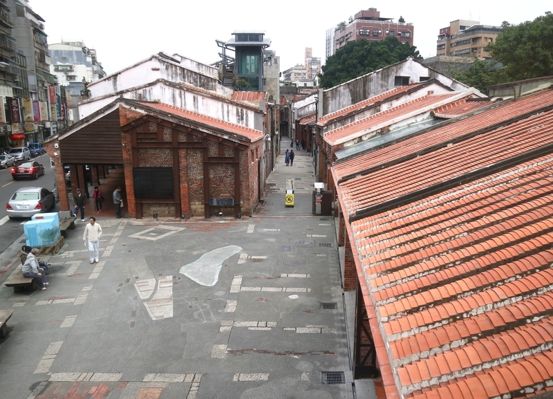 中央の路地と中庭 街区の中央を走る路地と中庭。