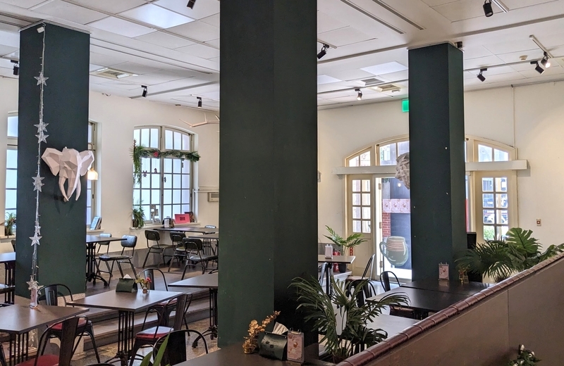 館内に併設されたカフェの外観。