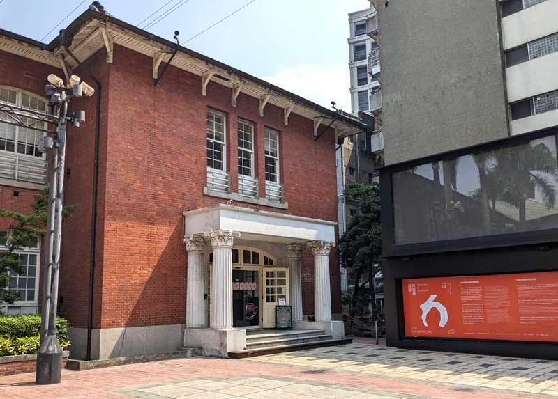 建物側面にある列柱スタイルの入り口。