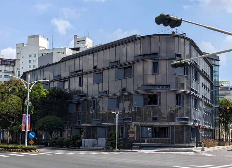 建物反対側の端部も同様に弧形の曲線になっている。
