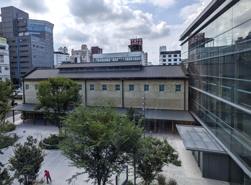 建物側から見たアプローチ中庭と旧専売局建物の外観。