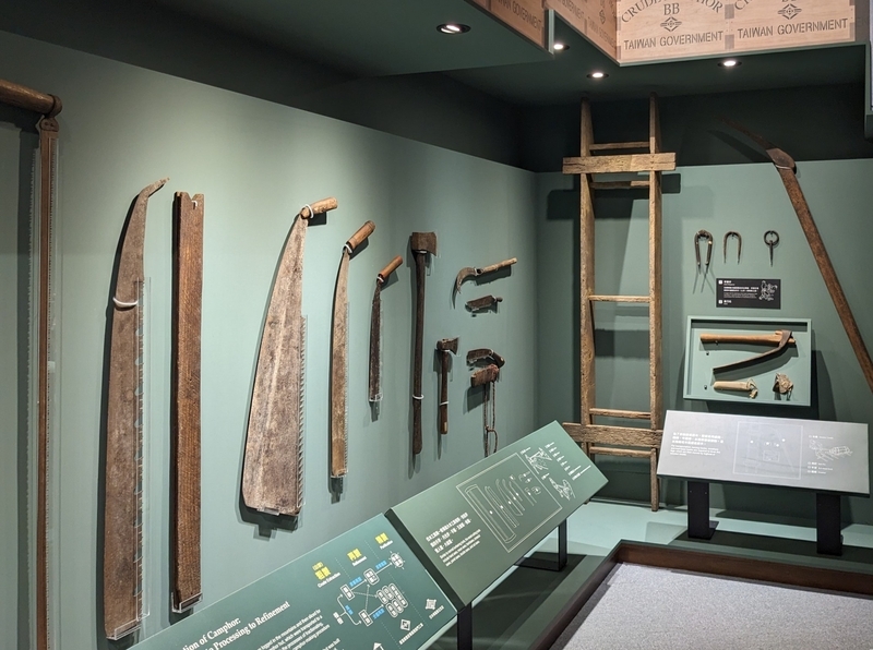 製造過程で使用されていた道具類の展示別角度。