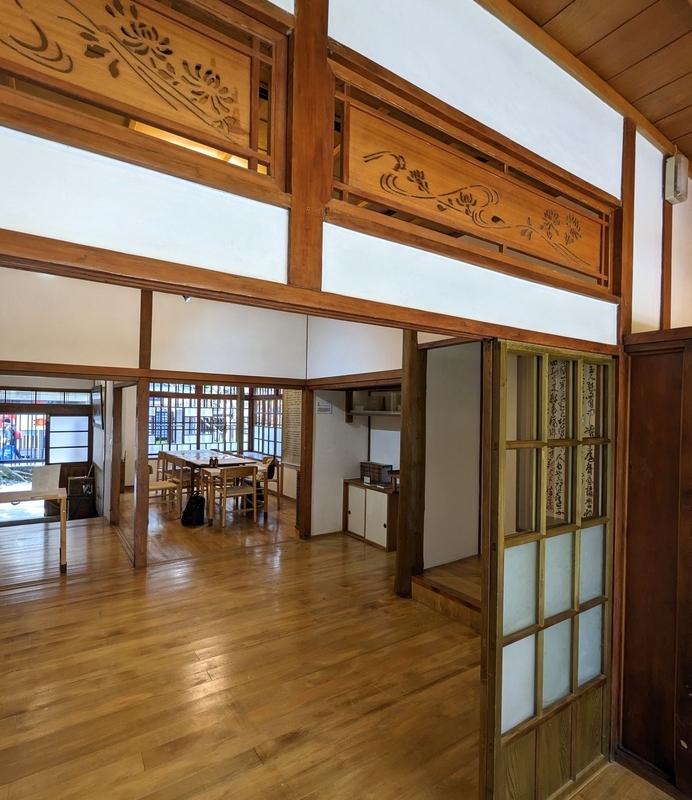 梁實秋故居の室内。欄間や白壁が特徴的。