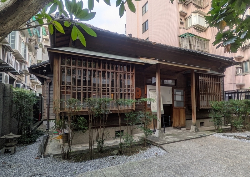 梁實秋故居の全体外観を撮影した写真。