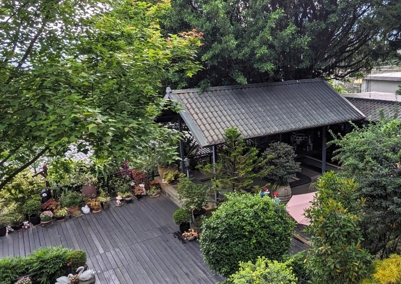 足湯の建物 園内に設けられた足湯の建物外観。