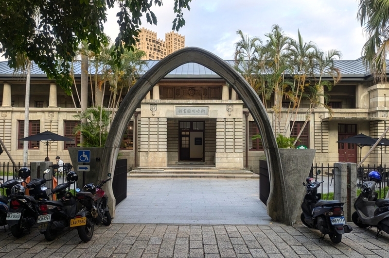 門扉からの眺め 門扉越しに建物全体を眺めた様子。