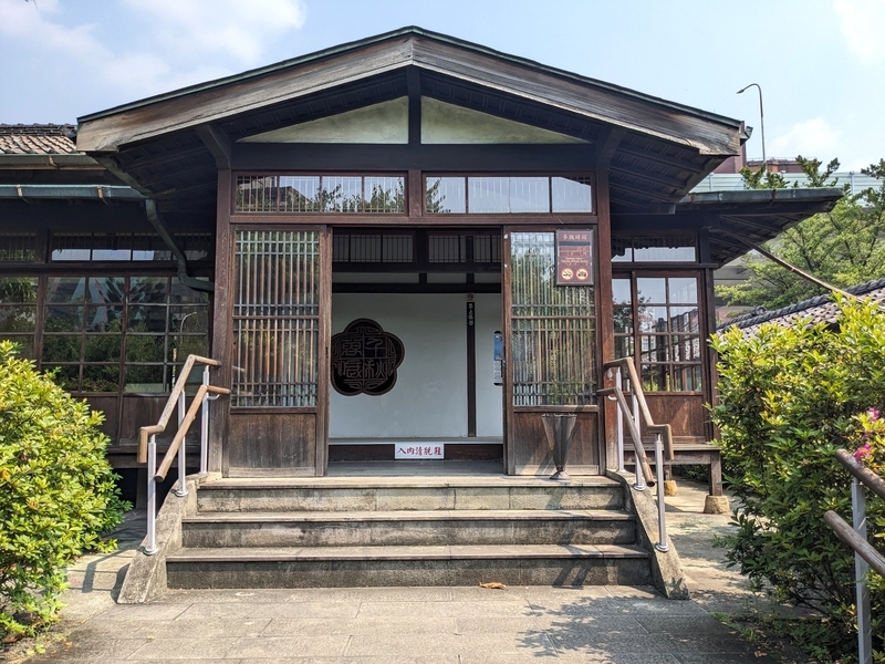 梅屋敷の正面玄関。ブランドを示す梅の飾りが見える。