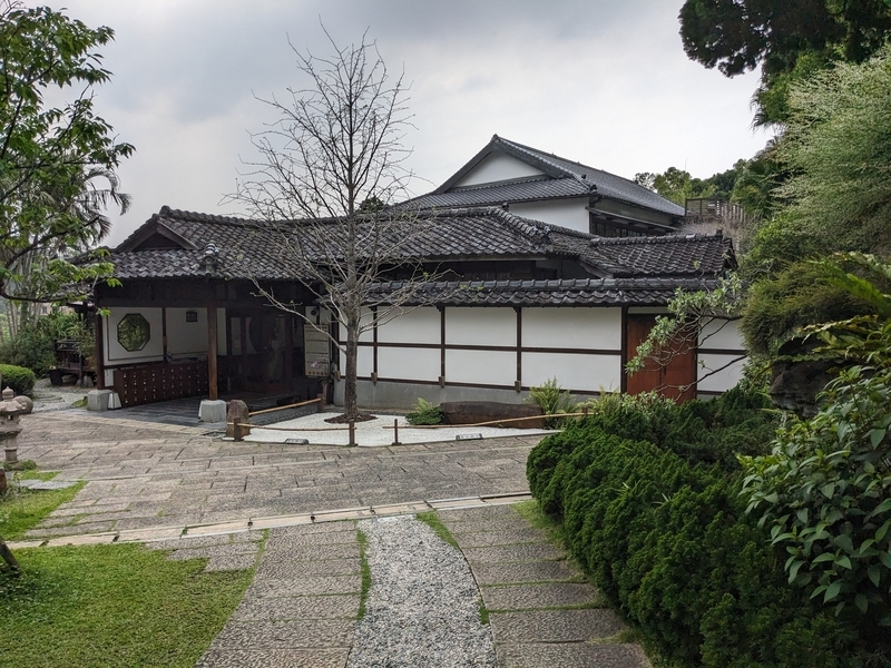 外観と枯山水 アプローチから見た建物全体。玄関脇には枯山水の庭がある。
